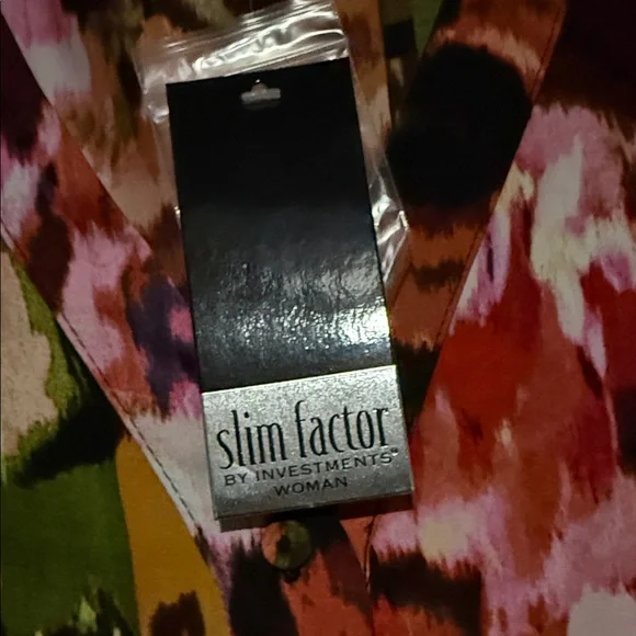 NWT Slim Factor by Investments Multicolor Floral Blouse with Ruffle Sleeves - Picture 3 of 8